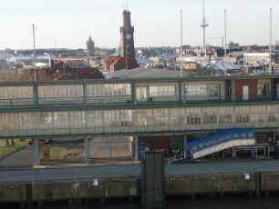 Cuxhaven - Hafengelände mit Landungsbrücke : Landungsbrücke im Seehafen von Cuxhaven, aufgenommen am 24. November 2004