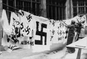 Herstellung von Hakenkreuzfahnen in der Berliner Fahnenfabrik