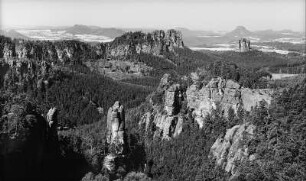 Sächsische Schweiz. Großer Dom. Blick vom Carolafelsen über Domwächter, Schrammsteine und Falkenstein gegen Papststein, Gohrisch, Pfaffenstein, Königstein und Lilienstein