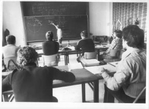 Kaiserslautern. Fachschule für Karosseriebauer. Studierende des Abschlußsemesters der Meisterschule für Karosseriebauer im Unterricht