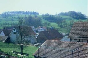 Blick von Norden über den Ort, hinten Ackerterrassen