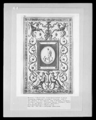 Novus thesaurus gemmarum veterum — Tafel (5): In der Mitte Jupiter (Herceus); Groteskenrahmung