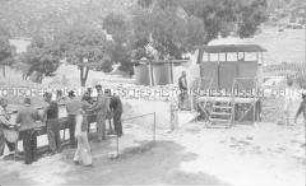 Internierung der Besatzungsangehörigen der "Columbus" im in Algerien gelegenen Internierungslager "Camp Suzzoni", Männer am Waschbecken