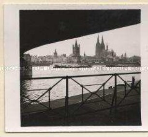 Köln, Blick von der Hängebrücke auf Rheinufer