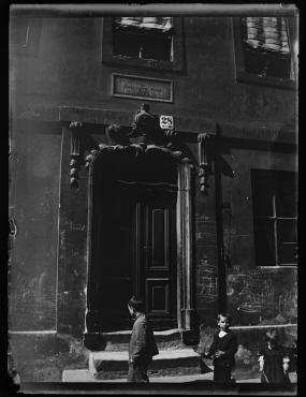 Ohne Titel (Portal des Parochialhospitals/Waisenstraße 28)