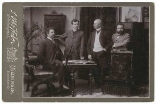 Fotografie von Fritz Steinbach (1855-1916) (links) mit Carl Wendling, Paul Richard, Richard Mühlfeld