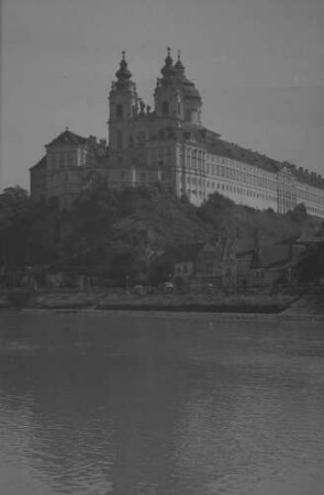 Melk: Stift, Vordergrund Donauarm