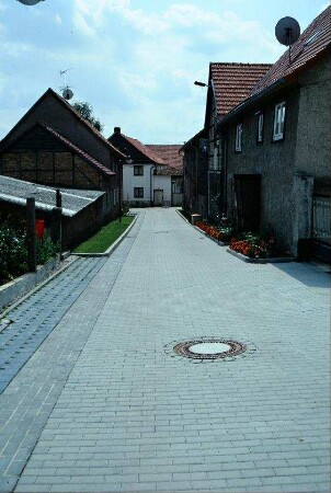 Straße, neu gepflastert, anliegende Häuser