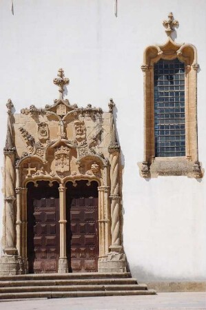 Portal und Fenster an einem Gebäude der Alten Universität in Coimbra