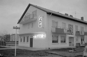 Eröffnung des Café-Restaurants Einspänner in der Helmertstraße 1.