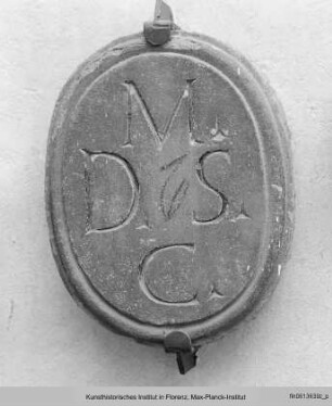 Einsatzstein mit den Insignien des Klosters San Clemente