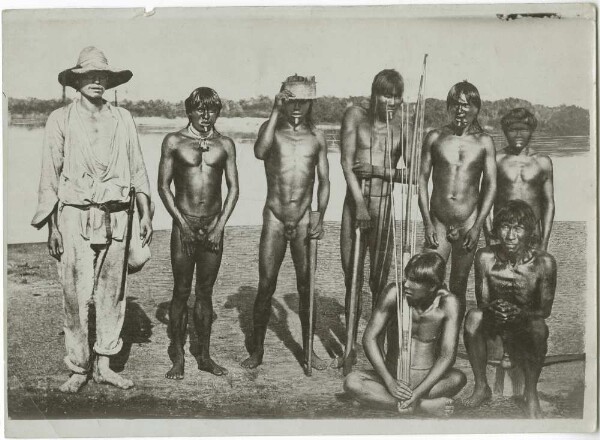 Groupe des Karaya-Šambioa, avec Karl Dhein (à gauche) et le chef Luciano (à droite devant)