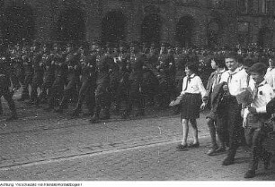 Dresden, 1.Mai (Internationaler Kampf- und Feiertag der Werktätigen), Maidemonstration auf der Ernst-Thälmann-Straße (heute: Wilsdruffer Straße), 1. Mai 1967