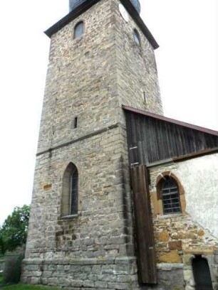 Eicha-Evangelische Kirche - Kirchturm von Ostnordosten (frühgotische Gründung als Chorturm mit Turmchor-Schlitzscharte im Mittelgeschoß) sowie Sakristei