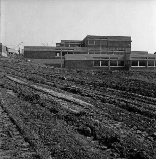 Grund- und Hauptschule am Masurenweg: Masurenweg: Neubau: Schulgebäude vor Fertigstellung: hinten links Baubude: vorn unbefestigtes Gelände: 24. März 1973