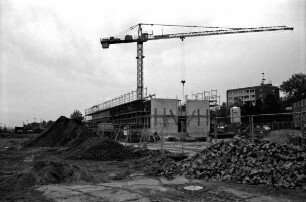 Mommsenstraße 14: Rohbau mit Kran mit Blick in Richtung Westen
