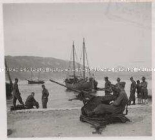 Wehrmachtssoldaten, Griechenland, Flakstellung im Hafen von Korinth, soeben sind italienische Schiffe eingelaufen.