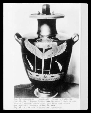 Hydria, Apollo fährt über das Meer auf einem geflügelten Dreifuß