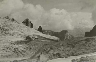 Italien. Sella-Gruppe. Blick zur Boèhütte (Bamberger Hütte) (1894). Über der Hütte die Bamberger Spitze, rechts davon Dent di Mesdi