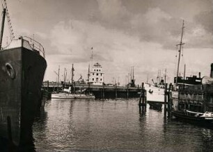 Cuxhaven. Blick über den Hafen zum Signalturm