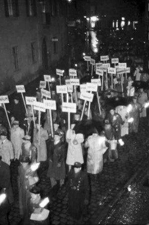 Freiburg: Deutsche Kriegsgefangene mahnen die Welt; Schweigemarsch