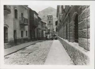 Straße in Potosí mit Cerro Rico im Hintergrund