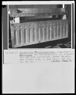 Sarkophag des Ka-an-nefret mit Palastfassade und Inschrift