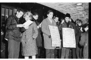 Kleinbildnegativ: Demonstration vor dem Schillertheater, 1965