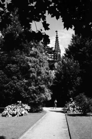 Bühl: Park mit Springbrunnen; mit Kirchturm (Stadtkirche)