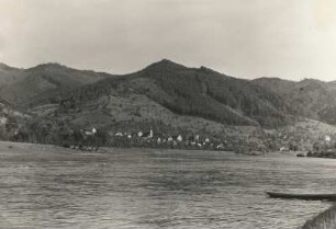 Těchlovice nad Labem (deutsch Tichlowitz). Blick vom linken Elbufer elbaufwärts
