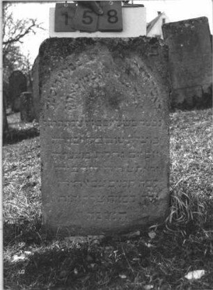 Grabstein 158 (Index: 99786101) Zustand: einzelne Stellen abgeblättert Maße HxBxT: 70x44x12 cm: Grabstein 158