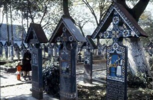 Sapinta: Der Lustige Friedhof, bemalte Kreuze