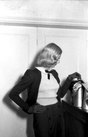 Freiburg: Theaterrestaurant; Wollkleid von Ackermann mit hellblauem Pullover; Modell Suzanne