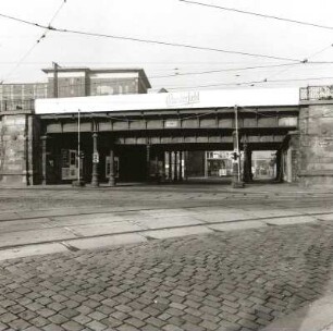 Hochgleisanlage (Stadtviadukt) der Eisenbahnstrecke Dresden Hauptbahnhof - Bahnhof Dresden-Neustadt. Brücke über die Magdeburger Straße (Ostseite) : Dresden-Altstadt, Könneritzstraße. Hochgleisanlage (Stadtviadukt) der Eisenbahnstrecke Dresden Hauptbahnhof - Bahnhof Dresden-Neustadt. Brücke über die Magdeburger Straße (Ostseite)