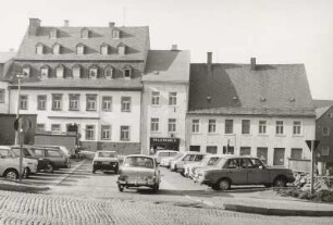 Annaberg-Buchholz, Kirchplatz, Parkplatz vor Wohn- und Geschäftshäusern
