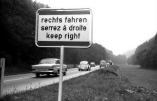 Höllental: Unfallverhütungs-Schilder; "rechts fahren - serrez à droite - keep right"