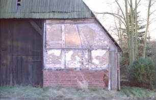 Sehmsdorf: Hofkamp 1: traufständige Fachwerkkate mit Blechdach: Giebelseite Wirtschaftstrakt mit Scheunentor, Teilansicht: Schäden