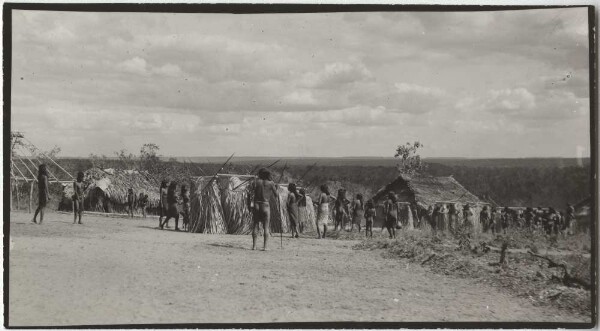 Entrée des porteurs de masques de Kokrít dans le village (Canela)