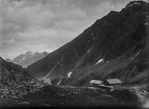 Dresdner Hütte : Blick auf die Schutzhütte "Dresdner Hütte" am Stubaier Höhenweg; dahinter der Gipfel des Habicht (ca. 3277m).