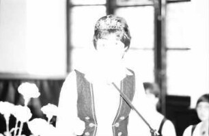Freiburg: Kaufhaussaal; Badische Weinkönigin 1980; am Mikrophon; Portrait