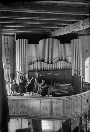 Einbau der neuen Orgel durch die Fa. Schuster & Sohn : Bildmitte Kantor L. mit den Handwerkern der Orgelbaufirma