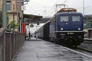 Vaihingen/Enz-Nord Lok 110 185 ER3011 BnB-Wagen Bahnsteig Lokführer
