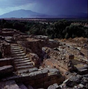 Agia Triada. Minoischer Palast : Kreta, Agia Triada. Minoischer Palast. Westflügel des minoischen Palastes. Blick auf die Berge über Agía Galíni: Ieropótamos