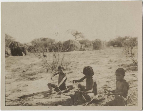 Enfants d'Ashluslay avec des armes jouets