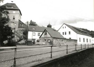 Cossebaude, Talstraße 7a und 9. Steinernes Haus und Dreiseithof (Alte Presse, Alte Schule) (1850). Ansicht über den Lotzebach