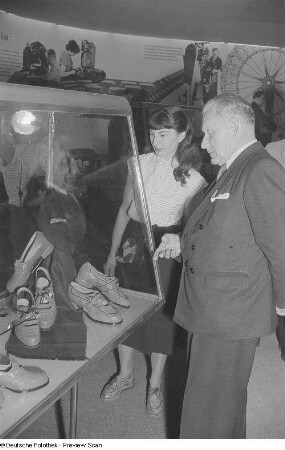 Besucher vor einer Vitrine mit Schuhen
