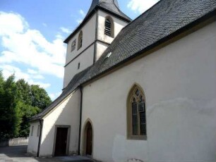 Kirche von Nordwesten mit Langhaus über Traufseite-neu erbaut 1582-(Maßwerkfenster) sowie Kirchturm mit Sakristei