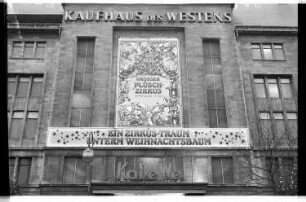 Kleinbildnegative: Weihnachtliche Kaufhäuser, Tauentzienstraße, 1984