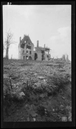 Château de la Bôve (Dep. Aisne, Frankreich): Ansicht des sehr stark beschädigten Schlosses (Distanzaufnahme aus einem Geröllgraben heraus)
