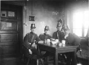 1. Weltkrieg. Vier Soldaten, an einem Tisch sitzend